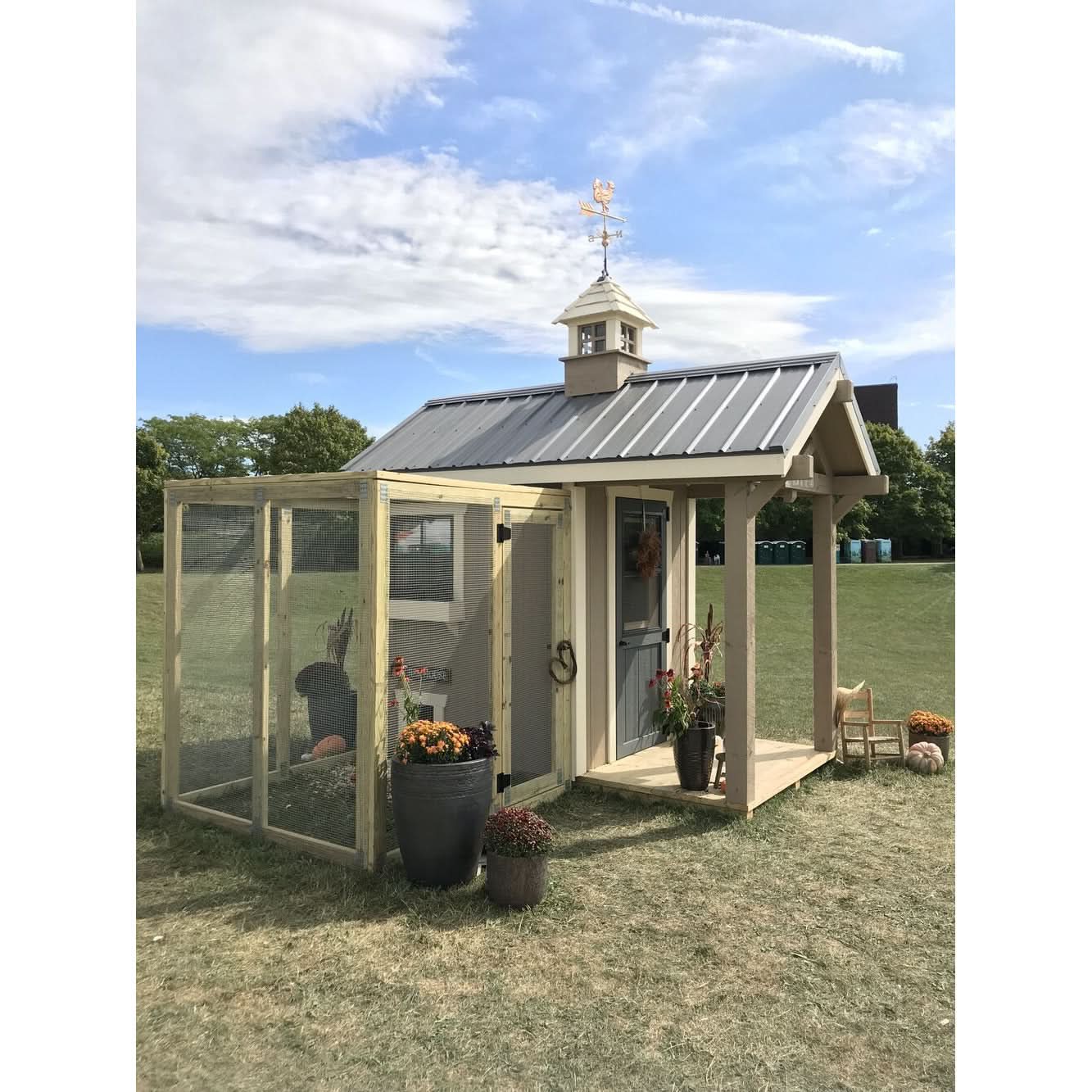 Chalet Sample - 6'x6' Chicks & Peeps Interior w/ Run