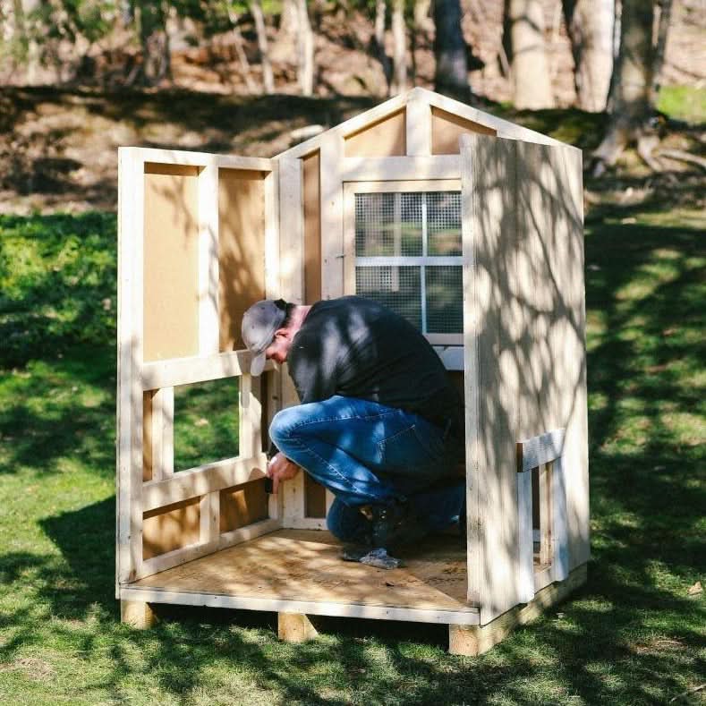 Charming Coop - 4' x 4'